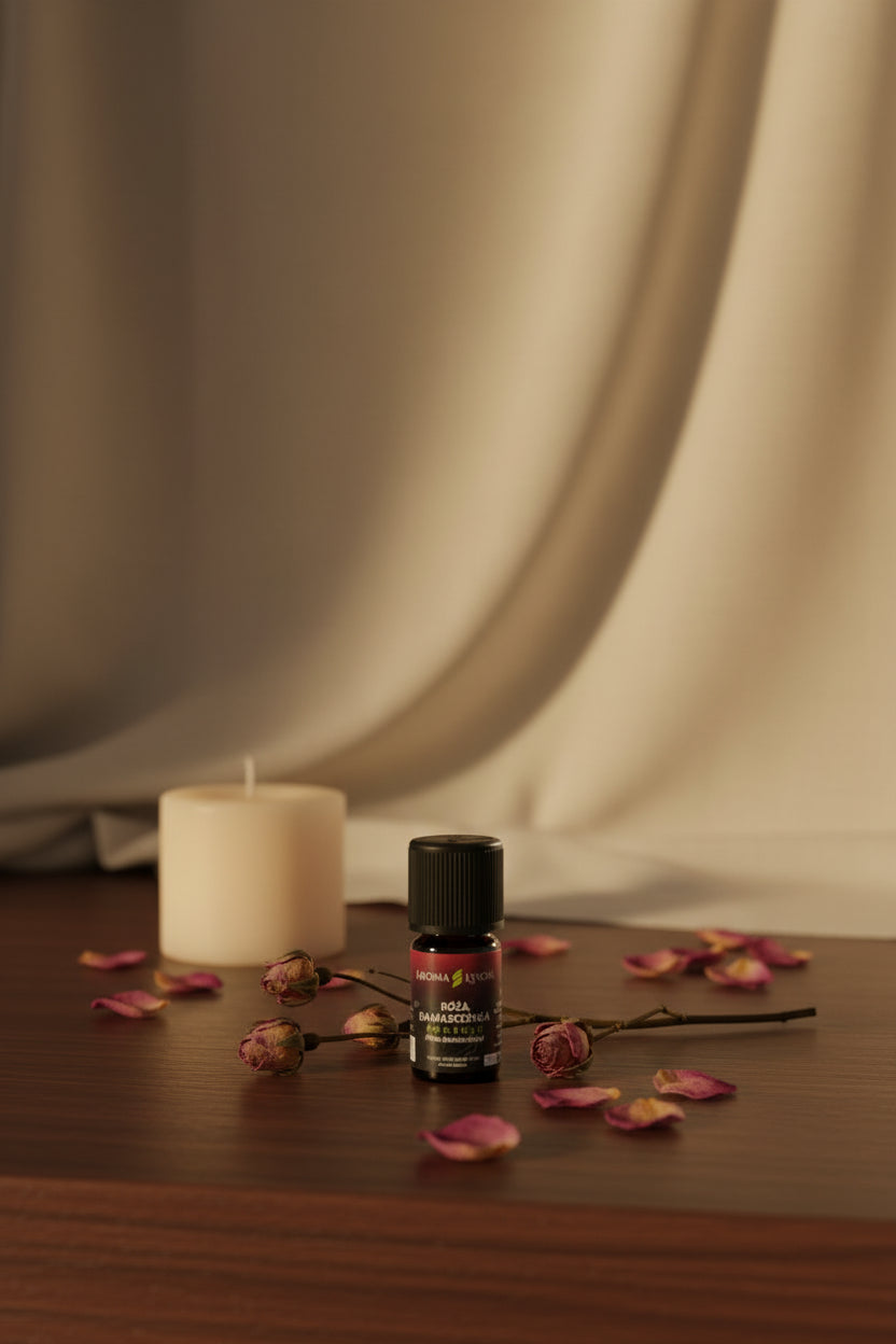 Olejek eteryczny z Róży Damasceńskiej BIO 5 ml Aroma Łysoń – naturalny olejek aromaterapeutyczny z Róży Damasceńskiej, 100% czysty i ekologiczny. Lifestyle, luksusowy apartament. Marmurowy blat