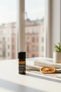 Olejek eteryczny z pomarańczy BIO 10 ml Aroma Łysoń – naturalny olejek aromaterapeutyczny z z pomarańczy, 100% czysty i ekologiczny. Leżący na blacie w dziennym oświetleniu