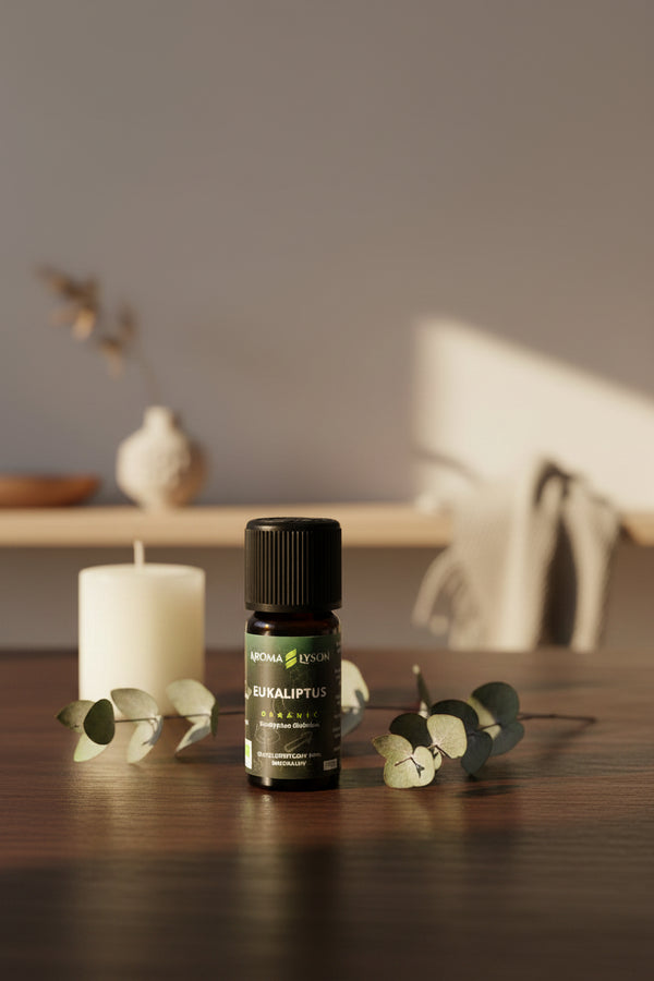 Zdjęcie lifestylowe butelki olejku eterycznego z eukaliptusa bio | Aroma Łysoń