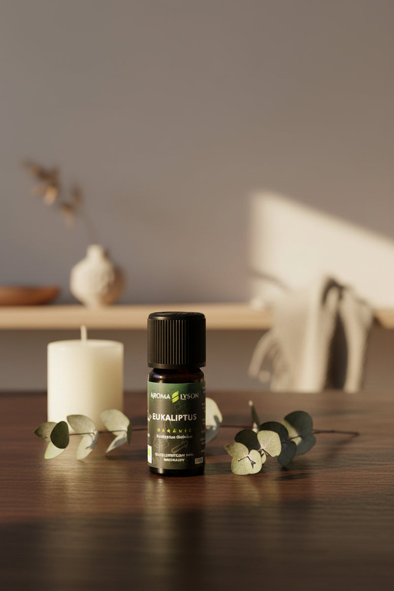 Zdjęcie lifestylowe butelki olejku eterycznego z eukaliptusa bio | Aroma Łysoń